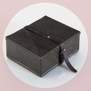 Caixeta de ferro i cuir...